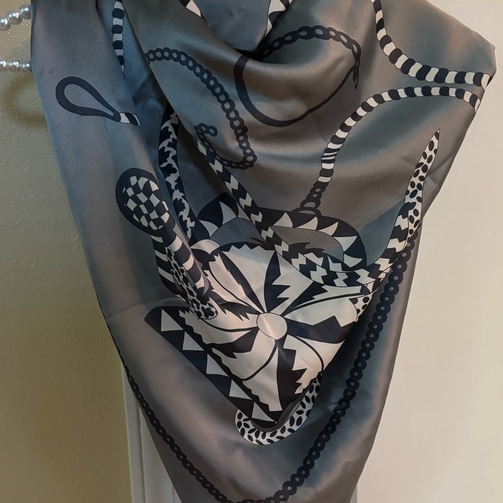 Gucci Gray and Black Designer Scarf - Picture 2 of 10